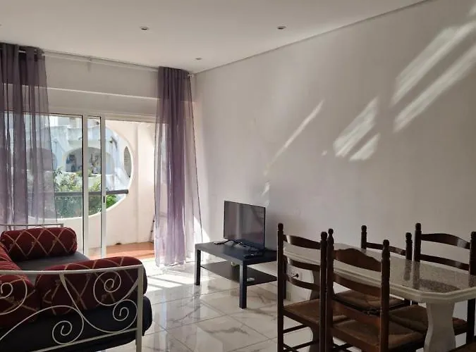 Perfect Location For Nightlife @ The Strip 알부페이라