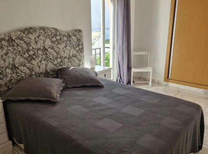 Perfect Location For Nightlife @ The Strip 아파트 *